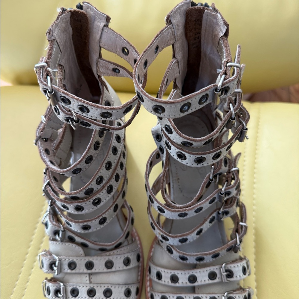 Stylish Freebird Taupe Strappy Women's Gladiator Sandals